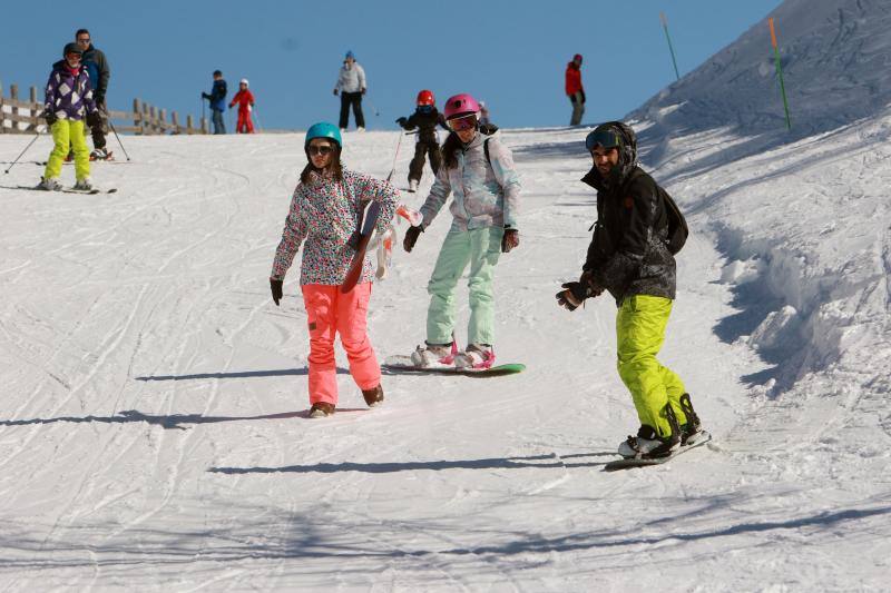 Un centenar de jóvenes esquiadores han participado en los Juegos Deportivos del Principado, celebrados en la estación de Fuentes de Invierno, abarrotada también por los muchos aficionados que se han acercado a disfrutar de la nieve.