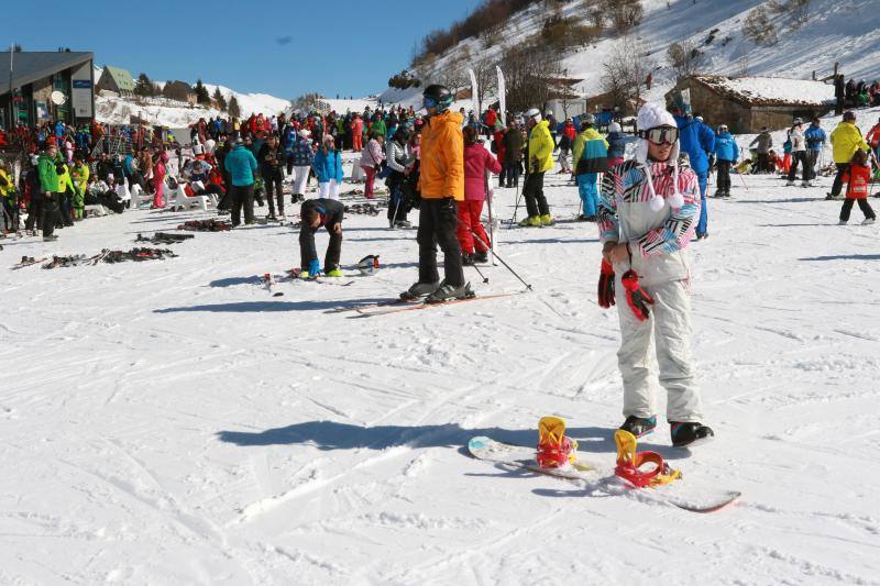 Un centenar de jóvenes esquiadores han participado en los Juegos Deportivos del Principado, celebrados en la estación de Fuentes de Invierno, abarrotada también por los muchos aficionados que se han acercado a disfrutar de la nieve.