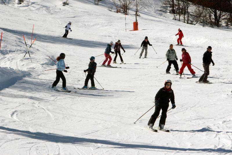 Un centenar de jóvenes esquiadores han participado en los Juegos Deportivos del Principado, celebrados en la estación de Fuentes de Invierno, abarrotada también por los muchos aficionados que se han acercado a disfrutar de la nieve.