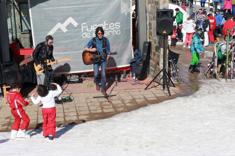 Un centenar de jóvenes esquiadores han participado en los Juegos Deportivos del Principado, celebrados en la estación de Fuentes de Invierno, abarrotada también por los muchos aficionados que se han acercado a disfrutar de la nieve.