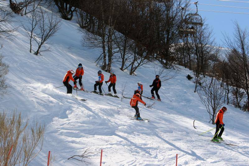 Un centenar de jóvenes esquiadores han participado en los Juegos Deportivos del Principado, celebrados en la estación de Fuentes de Invierno, abarrotada también por los muchos aficionados que se han acercado a disfrutar de la nieve.