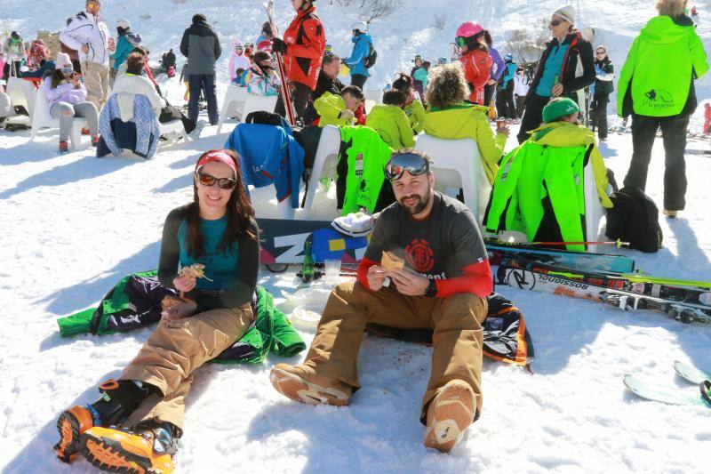 Un centenar de jóvenes esquiadores han participado en los Juegos Deportivos del Principado, celebrados en la estación de Fuentes de Invierno, abarrotada también por los muchos aficionados que se han acercado a disfrutar de la nieve.