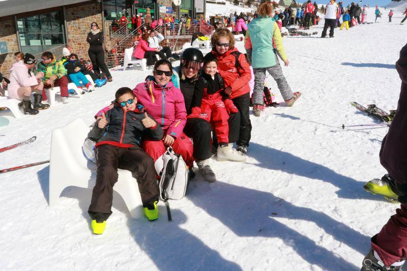 Un centenar de jóvenes esquiadores han participado en los Juegos Deportivos del Principado, celebrados en la estación de Fuentes de Invierno, abarrotada también por los muchos aficionados que se han acercado a disfrutar de la nieve.