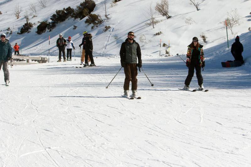 Un centenar de jóvenes esquiadores han participado en los Juegos Deportivos del Principado, celebrados en la estación de Fuentes de Invierno, abarrotada también por los muchos aficionados que se han acercado a disfrutar de la nieve.