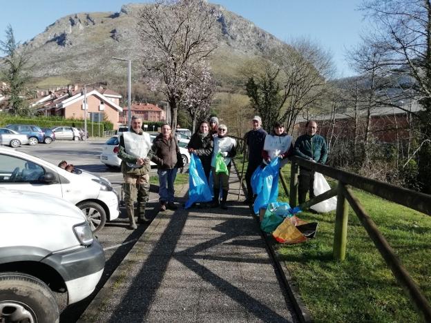 Parte del grupo de voluntarios que participó en la limpieza del río Morcín, a su paso por Santa Eulalia. 