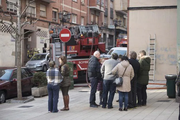 Los vecinos comentan las labores de extinción desde Torrecerredo. 