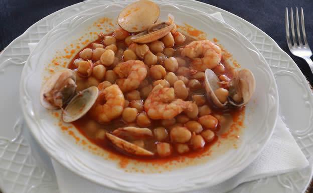 Garbanzos con langostinos