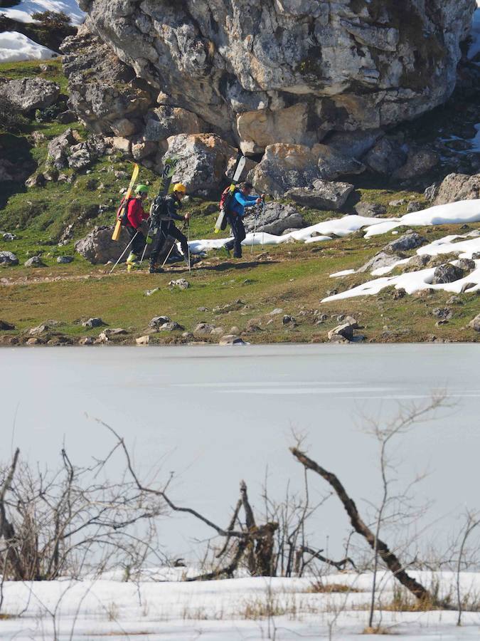 Fotos: La belleza helada de los lagos de Covadonga