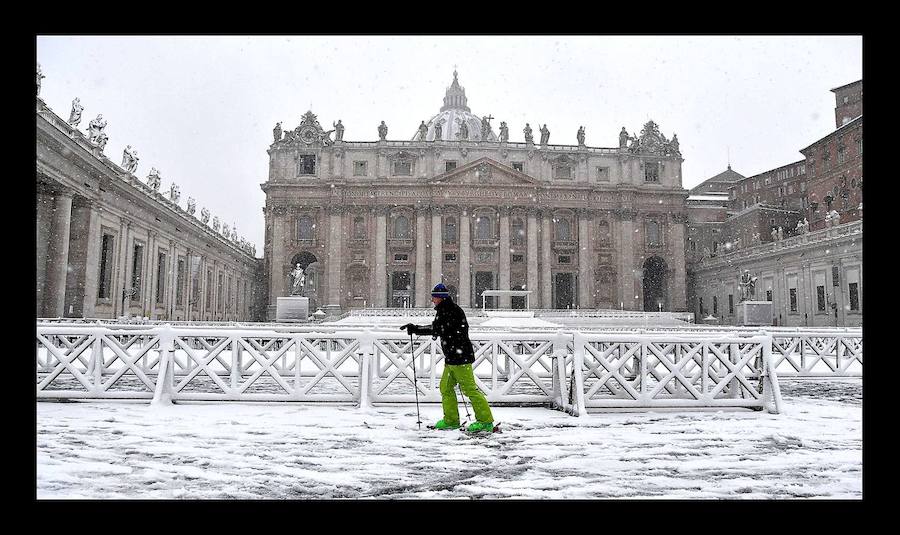 Una ola de frío siberiano recorre ciudades como Roma, Belgrado, Salónica o Berna. Al menos cuatro personas murieron a consecuencia de las bajas temperaturas, que perturbaron los sistemas de transporte de varios países y obligaron en muchas ciudades a cerrar las escuelas.