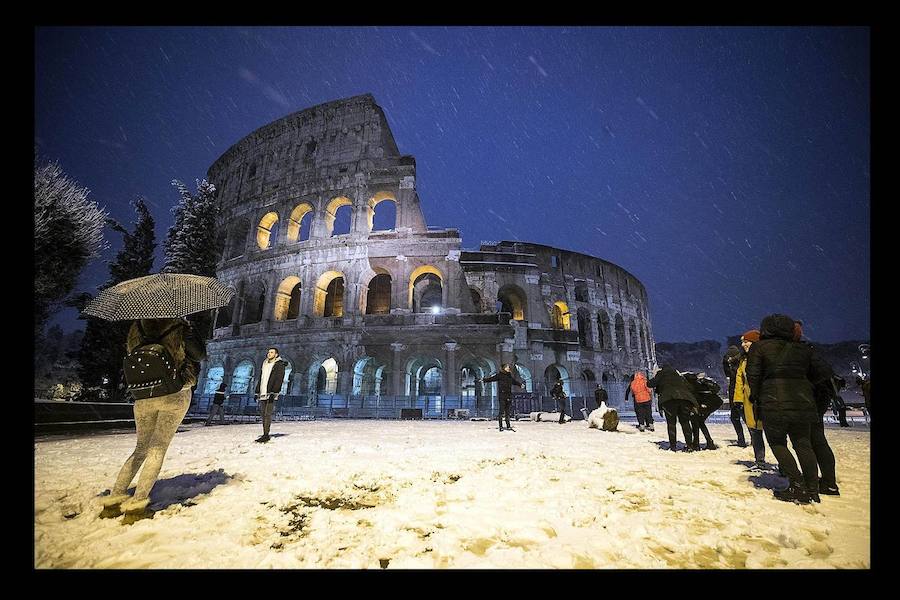 Una ola de frío siberiano recorre ciudades como Roma, Belgrado, Salónica o Berna. Al menos cuatro personas murieron a consecuencia de las bajas temperaturas, que perturbaron los sistemas de transporte de varios países y obligaron en muchas ciudades a cerrar las escuelas.