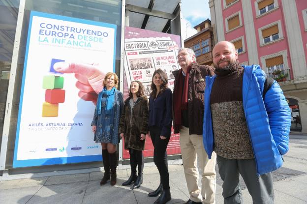 Los asistentes a la presentación ante el cartel del Encuentro Europeo en plaza España. 