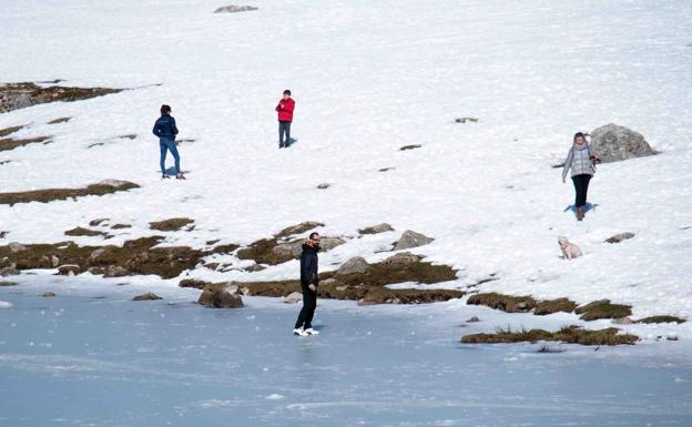 Tres visitantes de los Lagos de Covadonga, multados por caminar sobre el hielo