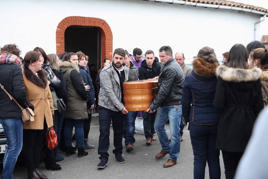 Amigos y familiares despidieron este martes en la iglesia de Santa Cruz de Marcenado al hombre de 41 años que fallecía ayer en un incendio en El Berrón.