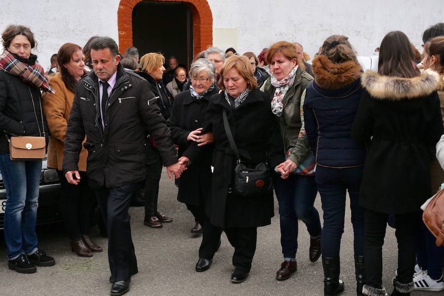 Amigos y familiares despidieron este martes en la iglesia de Santa Cruz de Marcenado al hombre de 41 años que fallecía ayer en un incendio en El Berrón.