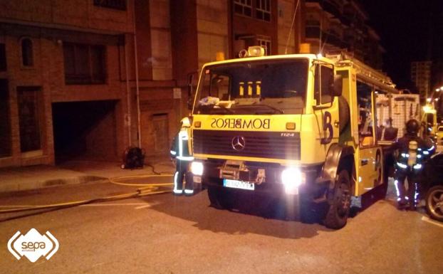 Un fuego en un garaje de Pravia provoca daños en once turismos y cuatro motos