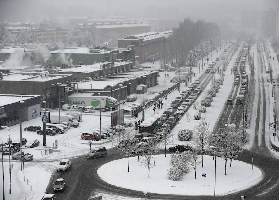 San Sebastian, Bilbao, Pamplona, Santander, Zaragoza y numerosas provincias del norte de españa sorprendidas por el temporal de nieve.