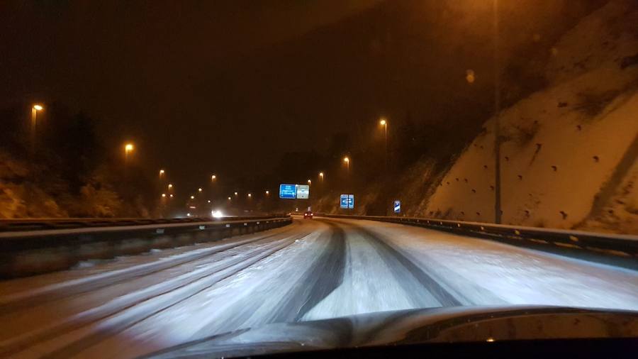 Fotos: Asturias amanece cubierta de nieve, incluso en la costa