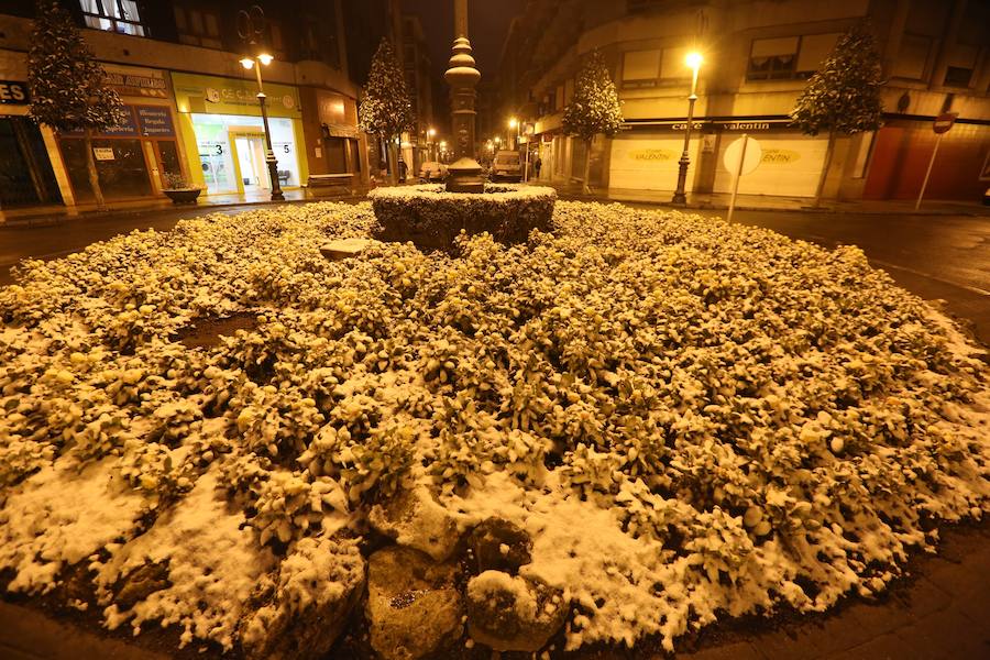 Fotos: Asturias amanece cubierta de nieve, incluso en la costa