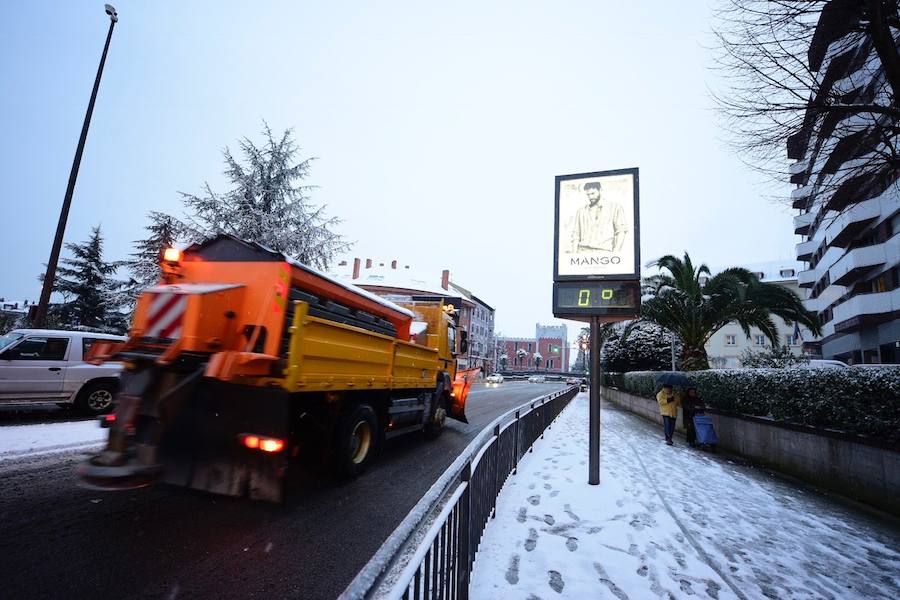 Fotos: Asturias amanece cubierta de nieve, incluso en la costa