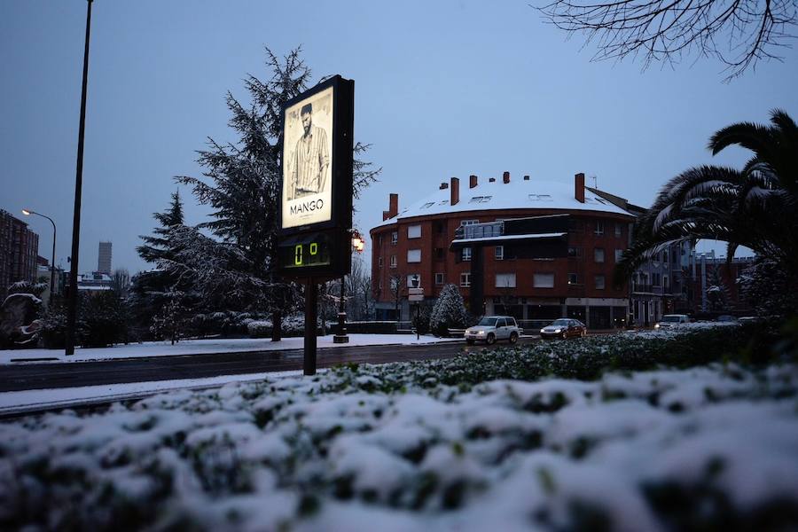 Fotos: Asturias amanece cubierta de nieve, incluso en la costa