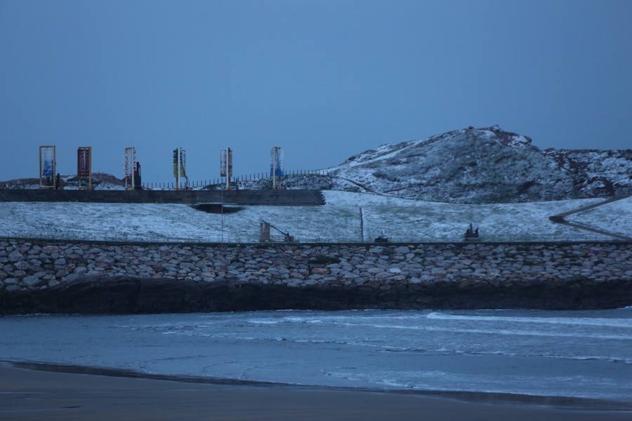 Fotos: Asturias amanece cubierta de nieve, incluso en la costa