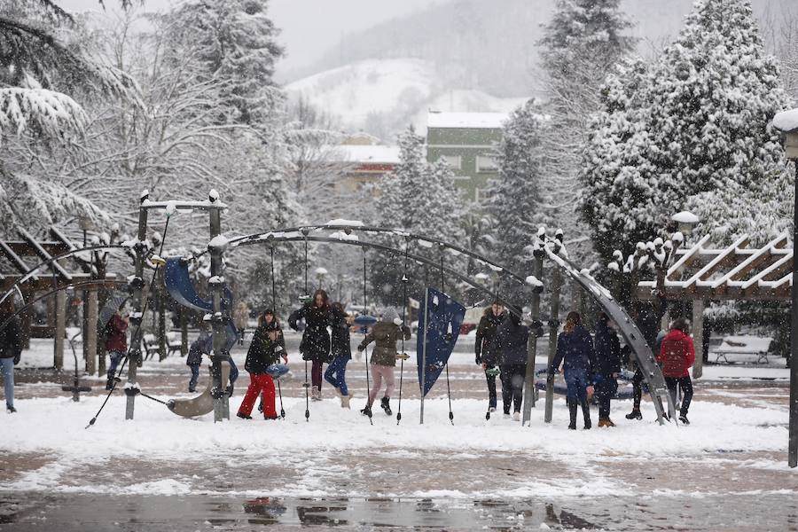 Fotos: Asturias amanece cubierta de nieve, incluso en la costa