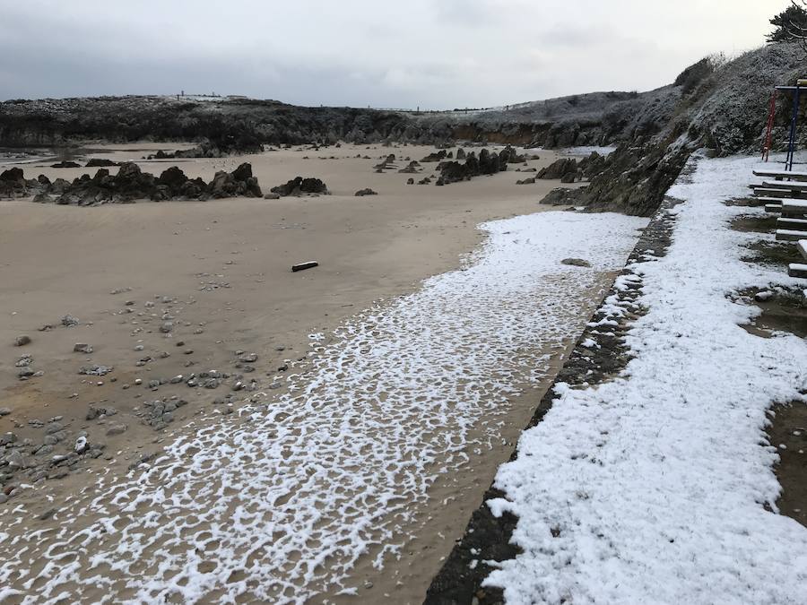 Fotos: Asturias amanece cubierta de nieve, incluso en la costa