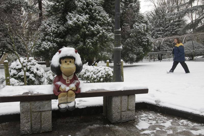 Fotos: Asturias amanece cubierta de nieve, incluso en la costa