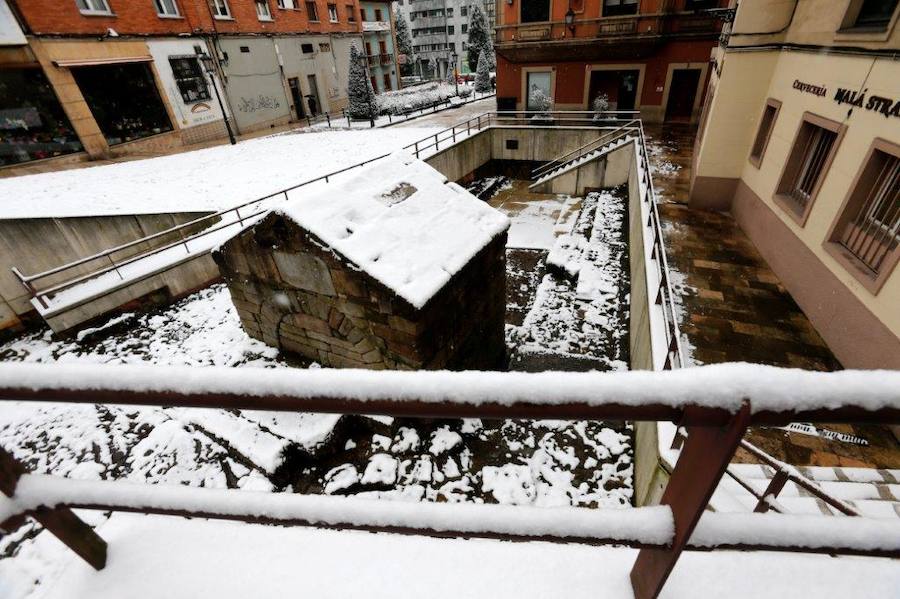 Fotos: Oviedo y el centro de la región amanecen cubiertos de nieve
