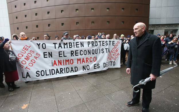 Un grupo de personas apoyó a Marcos Antuña cuando fue a declarar ayer ante el Juzgado de Instrucción. 