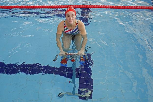 Usuaria en la piscina de El Coto, haciendo 'hidrospining'. 