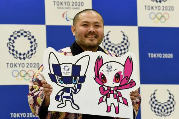El diseñador ganador, Ryo Taniguchi, con sus mascotas. :: AFP