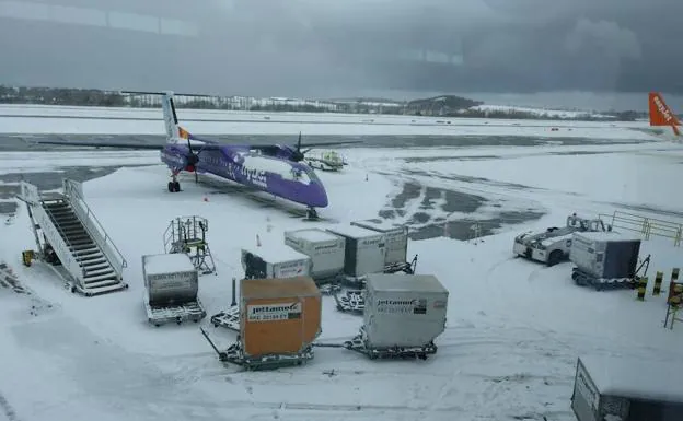 Situación en la que se encuentra el aeropuerto de Edimburgo por el temporal de nieve.