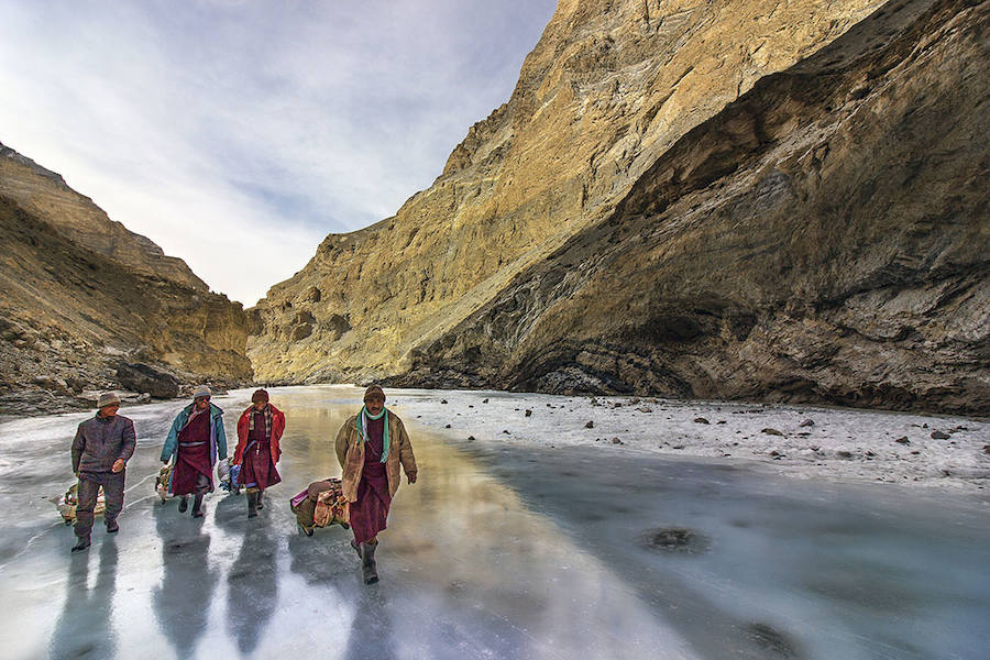 PORTERS ON FROZEN RIVER - Mención de Honor: Hombre en Montaña-Naturaleza