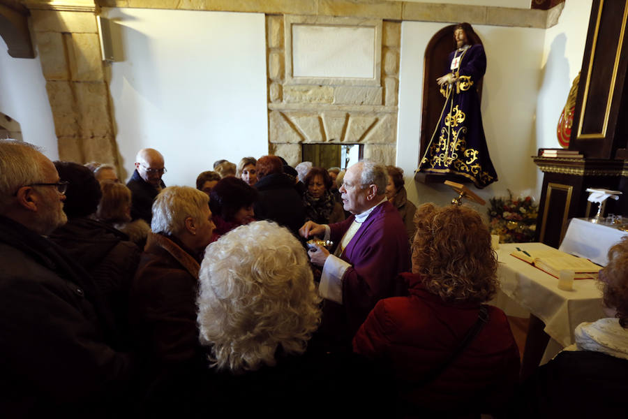 La capilla de la Soledad de Cimadevilla culmina hoy la celebración de la fiesta del Cristo de Medinaceli. Por la mañana acogió una misa en honor de Cristo Redentor y permanecerá abierta durante todo el día para poner el broche final al triduo que comenzó el martes. 