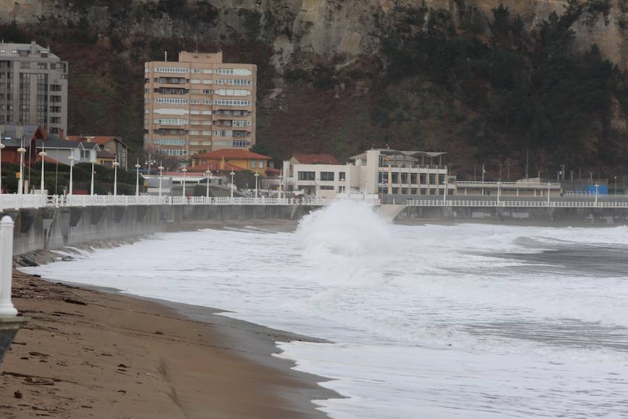 Fotos: Las imágenes que deja el viento y el fuerte oleaje en Asturias