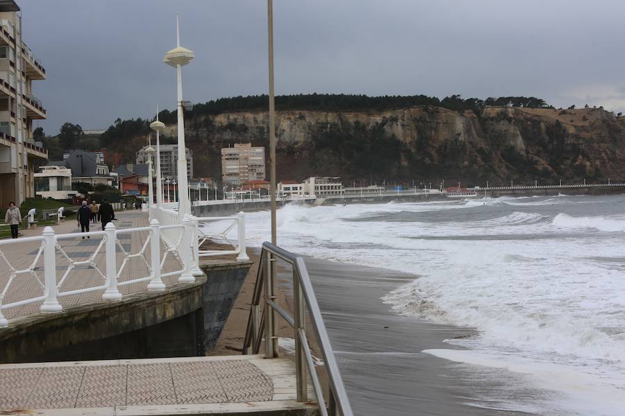 Fotos: Las imágenes que deja el viento y el fuerte oleaje en Asturias