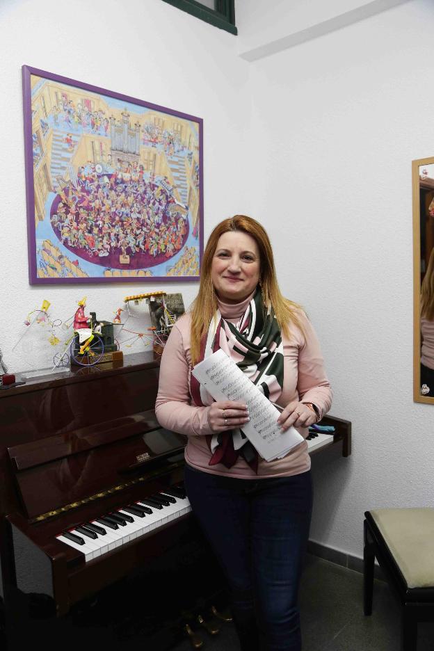 Patricia Miriam Martínez, junto a su piano. 