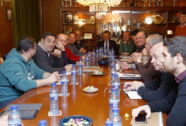 Representantes de los clubes asturianos de Tercera, durante su reunión de ayer para tratar el tema de las apuestas deportivas. 