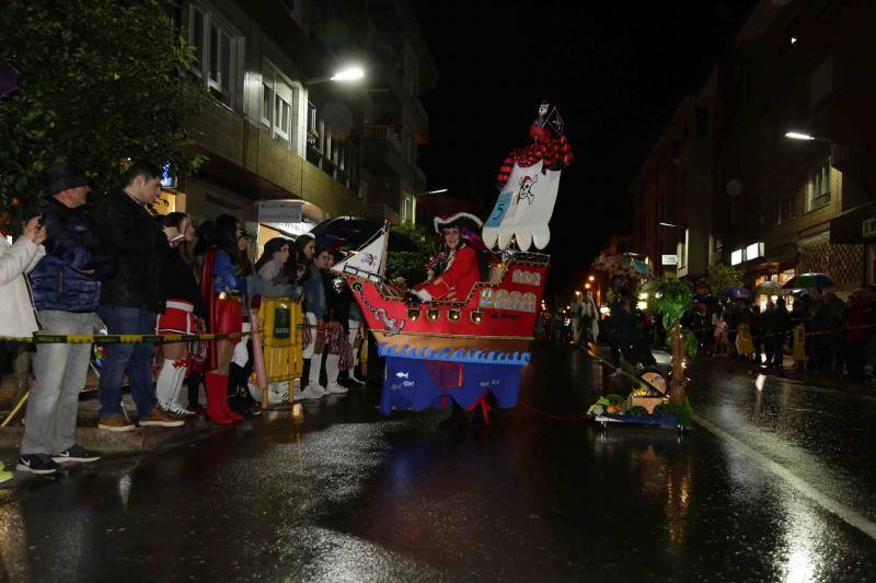 Pequeños y mayores se enmascararon en la localidad llanisca para recorrer las calles a ritmo de carnaval, a pesar de la lluvia.