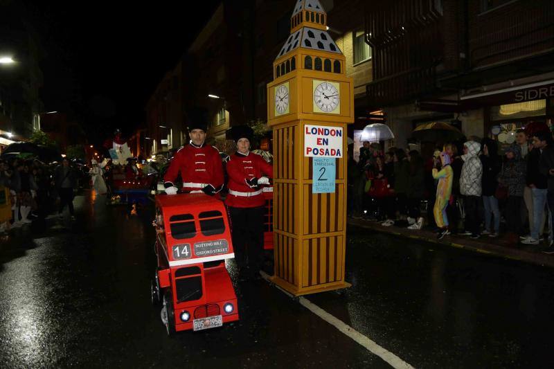 Pequeños y mayores se enmascararon en la localidad llanisca para recorrer las calles a ritmo de carnaval, a pesar de la lluvia.