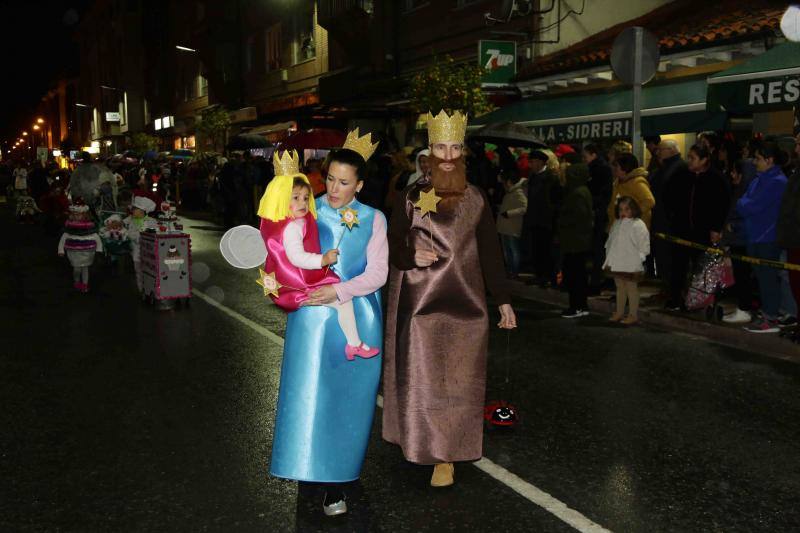 Pequeños y mayores se enmascararon en la localidad llanisca para recorrer las calles a ritmo de carnaval, a pesar de la lluvia.