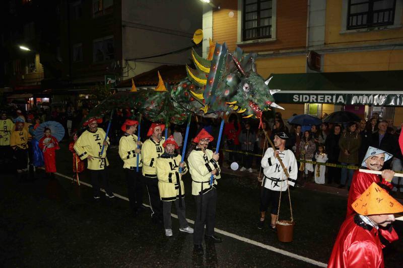 Pequeños y mayores se enmascararon en la localidad llanisca para recorrer las calles a ritmo de carnaval, a pesar de la lluvia.
