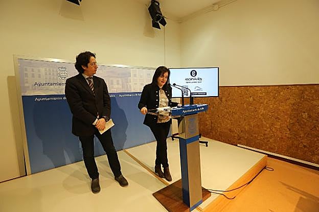 Carlos Cuadros y Yolanda Alonso, ayer, durante la presentación de la programación. 