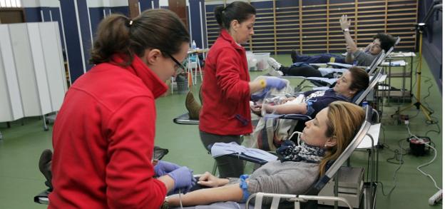 Algunos de los donantes en plena extracción en el gimnasio del colegio de La Inmaculada. 