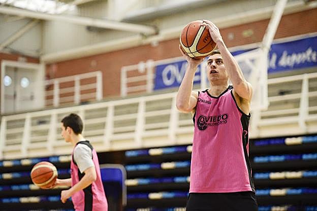 El base del OCB Fabio Santana, durante una sesión preparatoria de esta semana en Pumarín. 