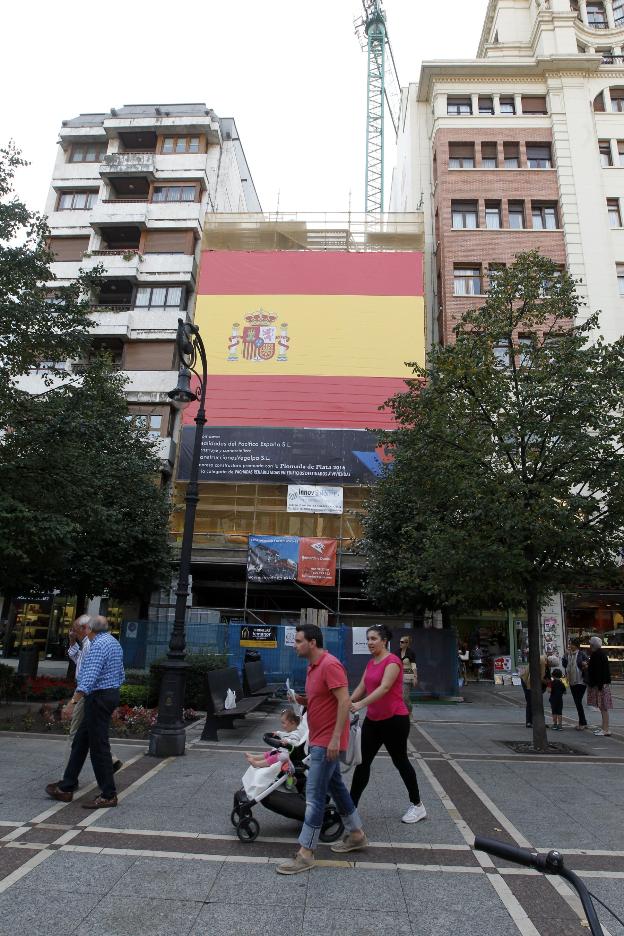 Bandera de España ya retirada que encargó poner en Begoña. 