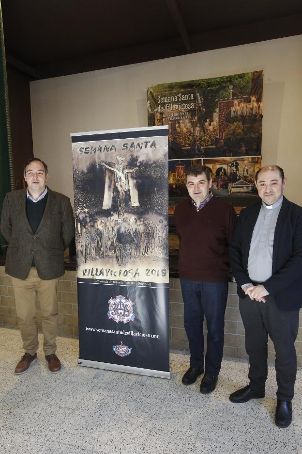 Por la izquierda, el alcalde, Alejandro Vega; el mayordomo de la cofradía, Nicolás Rodríguez y el párroco, Jorge Cabal. 