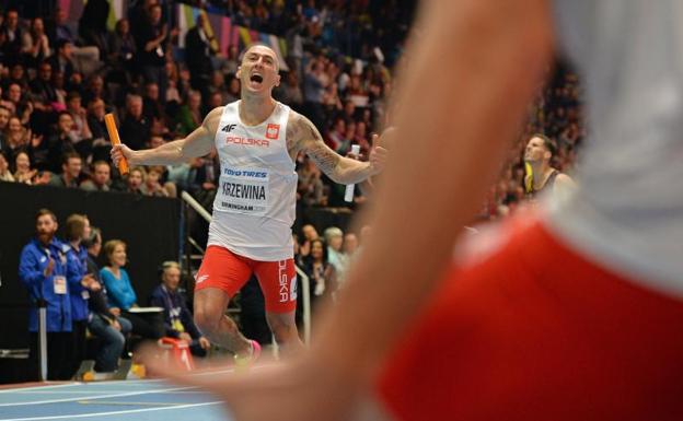 El polaco Jakub Kzewina celebra el récord del mundo del relevo. 