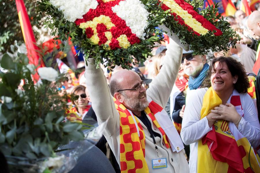 Cientos de manifestantes abogan porque el independentismo no lleve a Catalunya «al desastre»